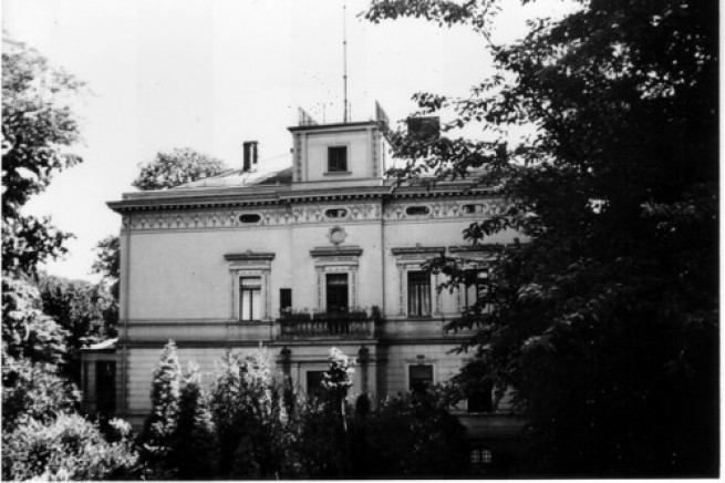 Historisches Foto der Villa von Norden